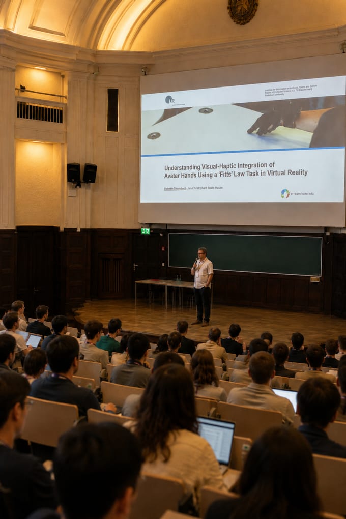 Valentin Schwind hält einen Vortrag im Hörsaal